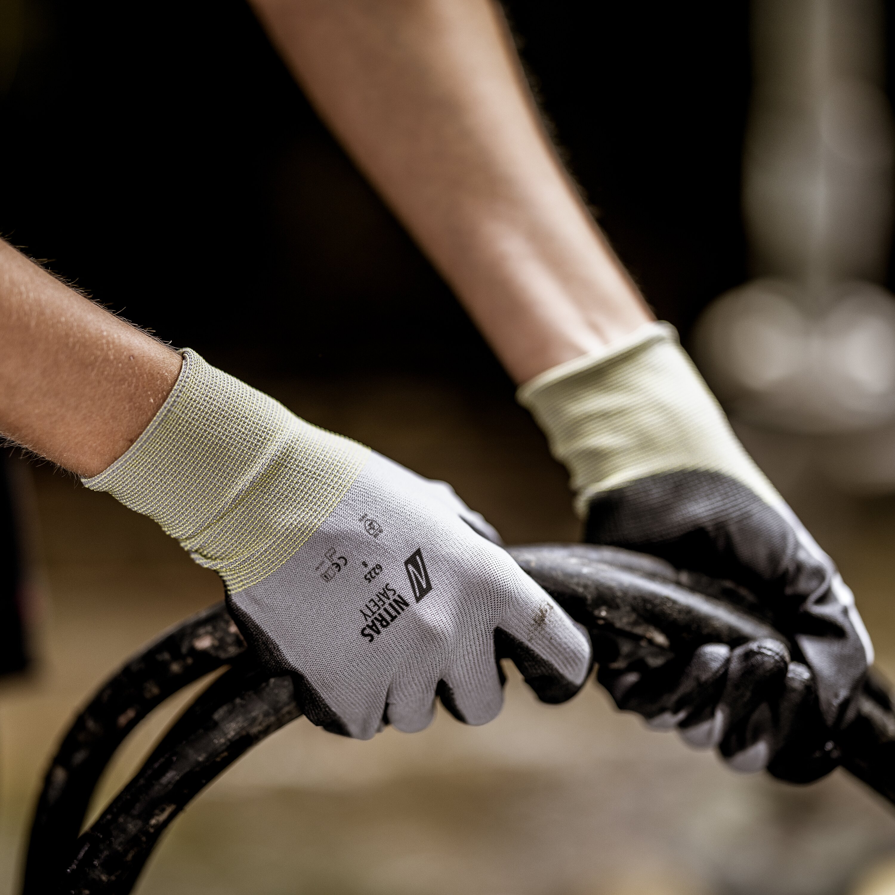 PU Montagehandschuhe im Einsatz