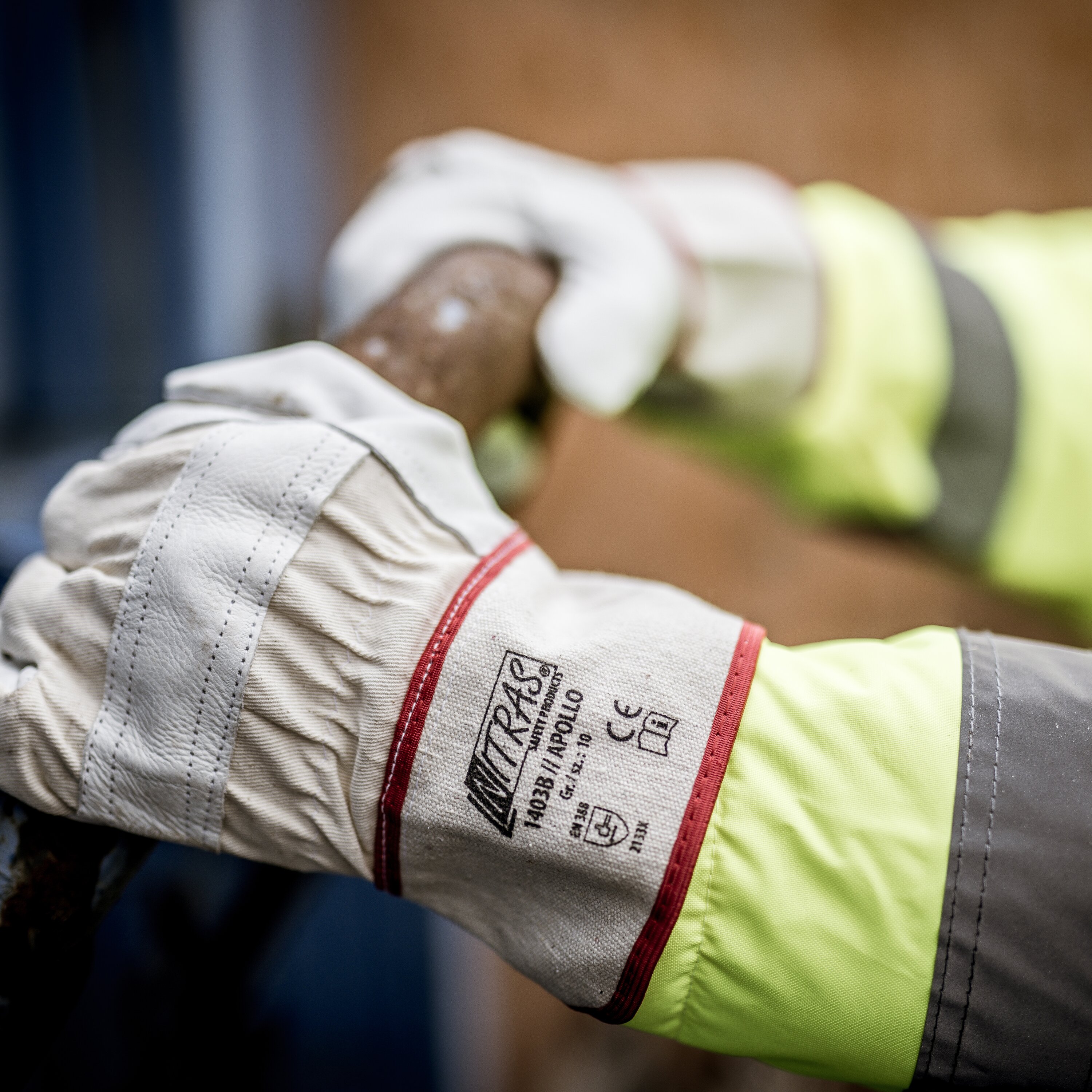 Leder Arbeitshandschuhe im Einsatz